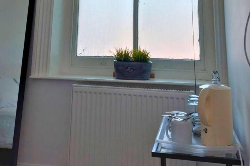 Stylish Double Room In City Centre - Shared Bathroom - Parking Престън Екстериор снимка